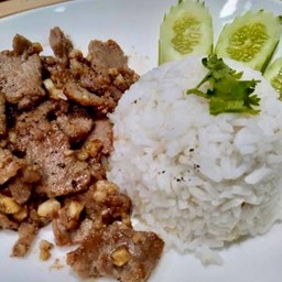 ข้าวเนื้อทอดพริกไทยดำ