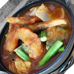 แกงส้มผักรวมปลาช่อนทอด