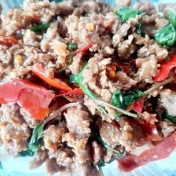 กะเพราเนื้อสับราดข้าว