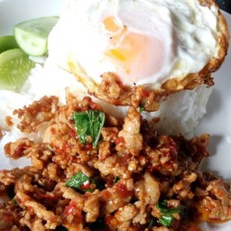 ผัดกระเพราหมูไข่ดาว