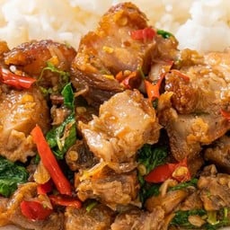 กะเพราหมูกรอบราดข้าว