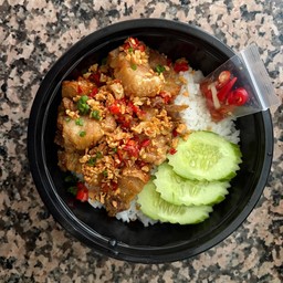 ข้าวหมูกรอบคั่วพริกเกลือ