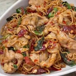 ผัดมาม่ากะเพราหมูหมัก