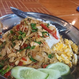 ข้าวกะเพาไก่หน่อไม้ดอง
