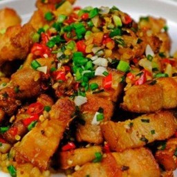 หมูกรอบคั่วพริกเกลือราดข้าว