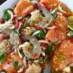 ยำแซลมอนกุ้งสด