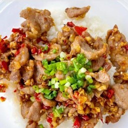 หมูคั่วพริกเกลือราดข้าว