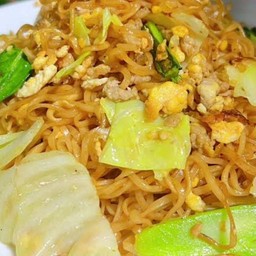 ผัดมาม่าหมูสับใส่ไข่