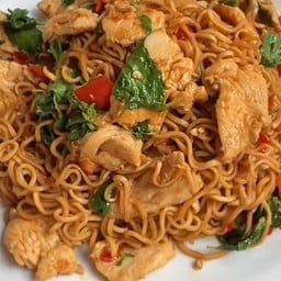 ผัดมาม่ากะเพราไก่