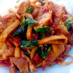 ไก่ผัดพริกแกงหน่อไม้ราดข้าว