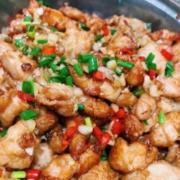 ไก่คั่วพริกเกลือราดข้าว