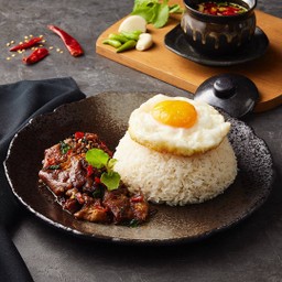 กะเพรา ขาหมูพะโล้