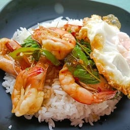 ผัดกระเพรากุ้งไข่ดาว