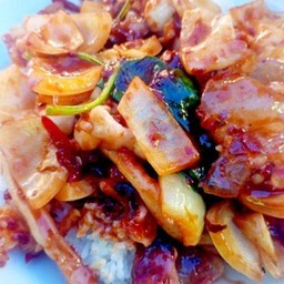 ปลาหมึกผัดพริกเผาราดข้าว