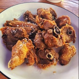ไก่ทอดเกลือ 3 ชิ้น หั่นรวม (น่อง ปีก สะโพก)