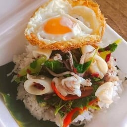 ผัดกระเพราปลาหมึกไข่ดาว