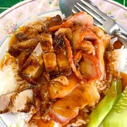 พี่อ้อย ข้าวหมูแดงสี่แยกแสงเพชร