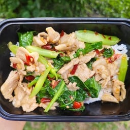 กะเพราหมูกรอบที่จริงใจ อาหารตามสั่ง