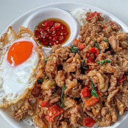 กะเพราเนื้อชิ้นราดข้าว