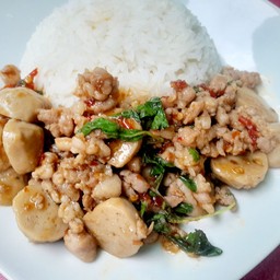 กะเพราลูกชิ้นหมูสับราดข้าว