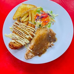 สเต็กอกไก่+ปลาดอลลี่ทอดกรอบในกล่องเดียวกัน