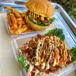 เบอร์เกอร์ชีส& สลัดไก่ย่าง&เฟรนช์ฟรายส์
