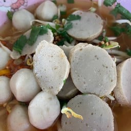 เต็มอิ่มริมรั้ว