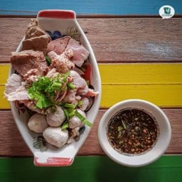 .รวมลวกหมู คละลูกชิ้น หมูสด  ตับ หมูเปื่อย.