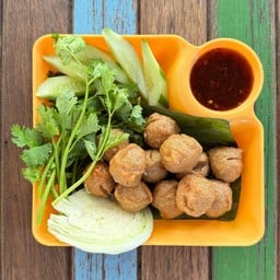 .ลูกชิ้นหมูทอดชุดใหญ่. ทอดด้วยน้ำมันหมู