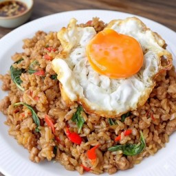 ผัดกะเพราคลุกข้าว + ไข่ดาว