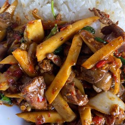 กระเพราเครื่องในไก่ใส่หน่อไม้