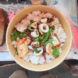 ข้าวกะเพราทะเลกุ้งหมึก