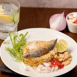 ข้าวผัดปลาทู กากหมูเจียว