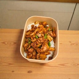 ข้าวผัดพริกแกงไก่หน่อไม้ดอง