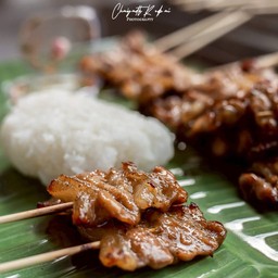 หมูปิ้งบ้านแม่เพ็ญ พร้อมข้าวเหนียวร้อน นุ่มนุ่ม