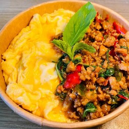 ข้าวกระเพราหมูสับไข่ข้น อร่อยๆ