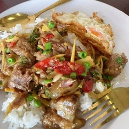 ก๋วยเตี๋ยวเรือเนื้อทอง