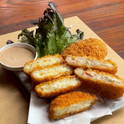 (2 cheese croquettes + 2 shrimp cream croquettes)(โครเก็ตชีส 2 ชิ้น + โครเก็ตครีมกุ้ง2ชิ้น )
