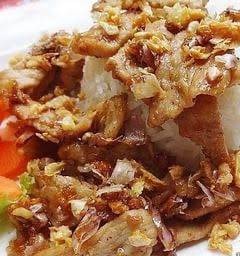 ข้าวหมูทอดกระเทียม