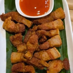 สามชั้นทอดน้ำปลา