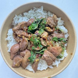 ข้าวกะเพราเครื่องในไก่