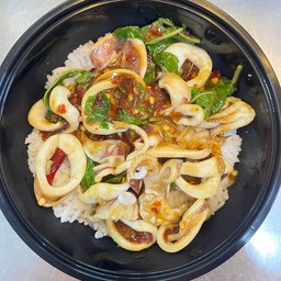 กะเพราปลาหมึก ราดข้าว