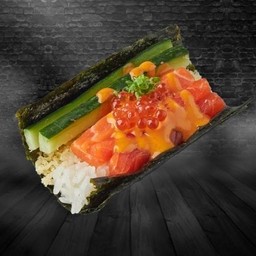 แฮนด์โรลแซลมอนสไปซี่ท้อปไข่แซลมอน