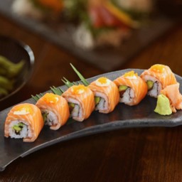 1007.SALMON URA MAKI ROLL