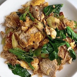 ผัดเส้นใหญ่กระเพราหมูกรอบ