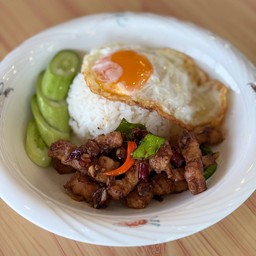 ข้าวหมูสามชั้นผัดกะปิ