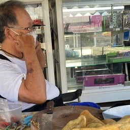 เฮียหลี ของทอด หน้าโรงหนัง