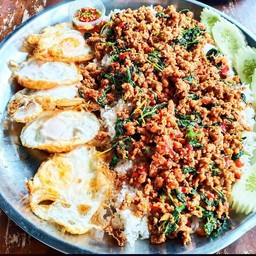 โครตกระเพราเดือดใส่ไข่ 5 ฟอง (เลือกใส่เนื้อสัตว์ได้เองตามใจชอบ)