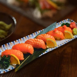 503.SALMON SUSHI MORIAWASE