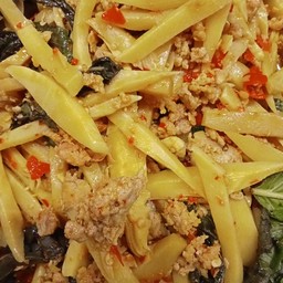 ผัดหน่อไม้เหลืองหมูสับ